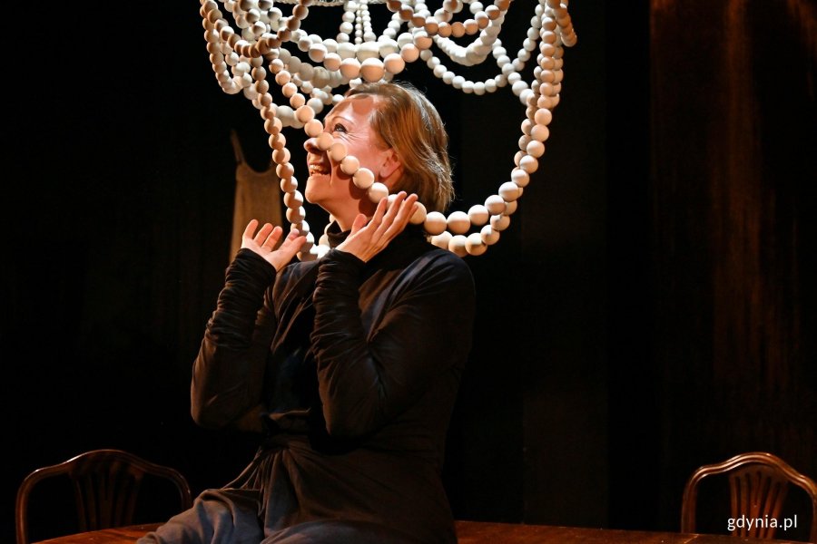 Marta Jaszewska jako Adela w spektaklu &bdquo;ONA. Rekonstrukcja&rdquo; w Teatrze Gdynia Gł&oacute;wna 