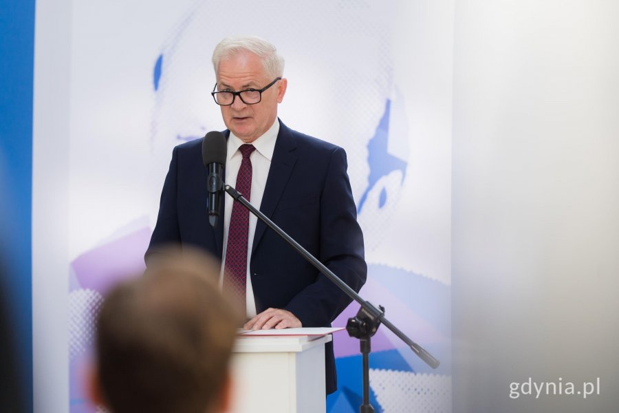 Mężczyzna w garniturze i okularach