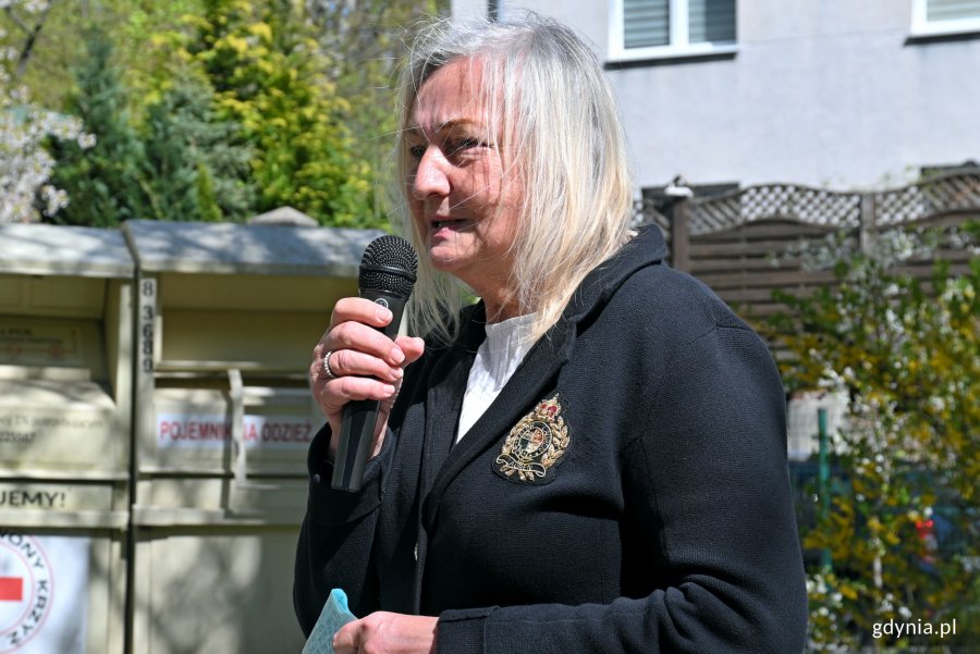 Córka Eugeniusza Wrochny - pani Elżbieta przemawiająca podczas odsłonięcia tabliczki z imieniem dębu 