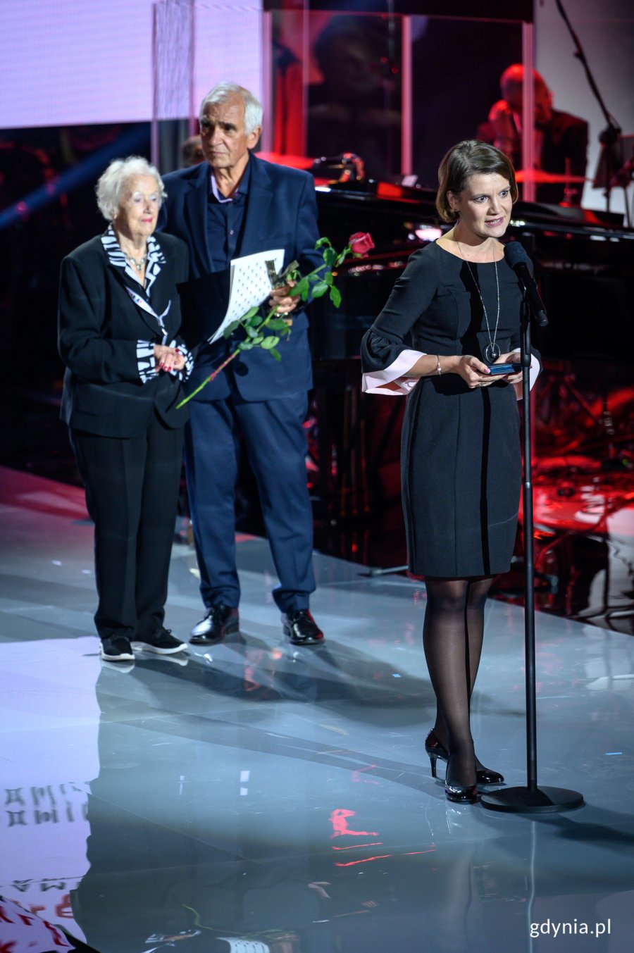 Gala Finałowa XI Festiwalu NNW. Katarzyna Gruszecka-Spychała, wręcza wyróżnienie Marii Kowalewskiej // fot. Dawid Linkowski