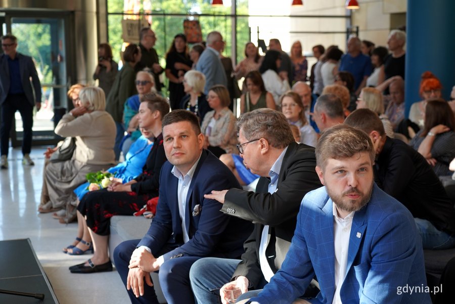 Na zdjęciu goście wernisażu, m.in. wiceprezydent Maciej Zielonka, obok Tadeusz i Dominik Aziewiczowie