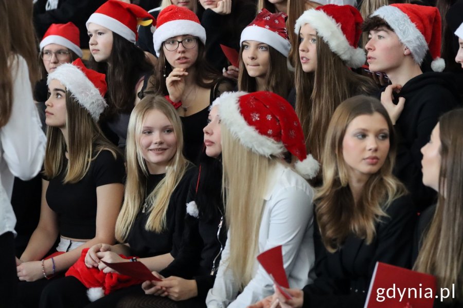 Uczennice w czapkach mikołaja na jubileuszu V LO