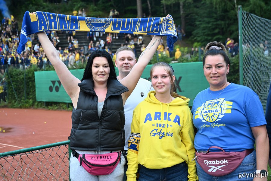XII Spotkanie Międzypokoleniowe kibiców Arki Gdynia na słynnej „Górce” przy ulicy Ejsmonda - kibice uczestniczący w wydarzeniu (fot. Michał Puszczewicz)XII Spotkanie Międzypokoleniowe kibiców Arki Gdynia na słynnej „Górce” przy ulicy Ejsmonda - kibice uczestniczący w wydarzeniu (fot. Michał Puszczewicz)