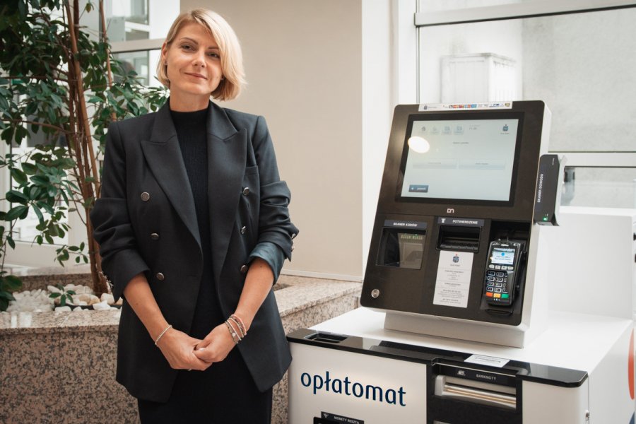 Aleksandra Mendryk, Skarbnik Miasta Gdyni prezentuje zasadę działania opłatomatu. Fot. Zygmunt Gołąb 