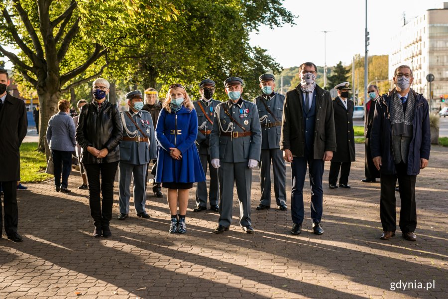 W modlitwie przed pomnikiem Ofiar Grudnia '70 z okazji obchodów Dnia Papieskiego wzięli udział m.in.: Przewodnicząca gdyńskiej Rady Miasta Joanna Zielińska oraz radni - Elżbieta Sierżęga, Lechosław Dzierżak i Zenon Roda // fot. Karol Stańczak