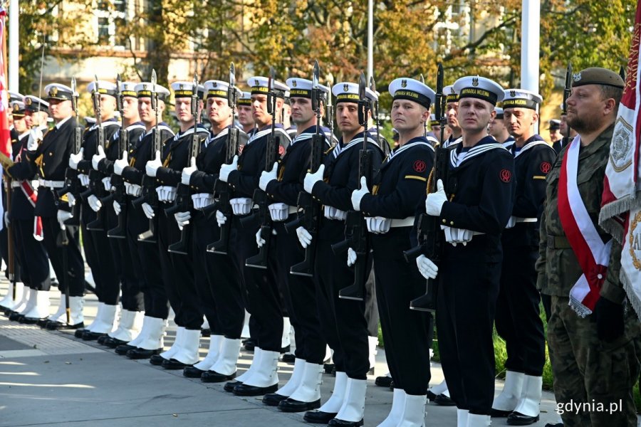 Kompania Reprezentacyjna Marynarki Wojennej podczas uroczystości z okazji 84. rocznicy utworzenia Polskiego Państwa Podziemnego // fot. Magdalena Czernek
