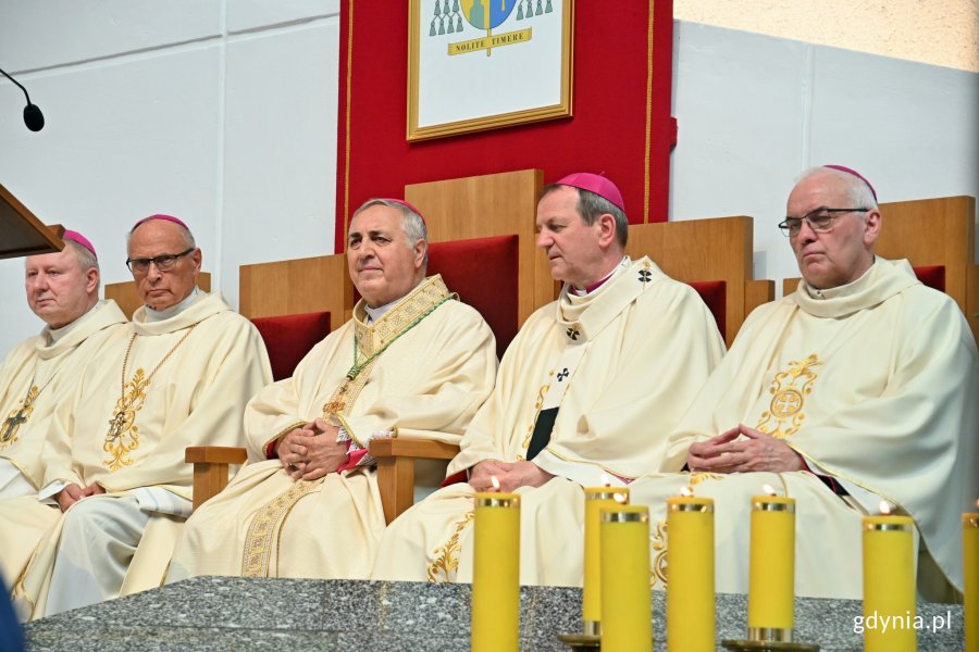 Od lewej: bp Wiesław Szlachetka - biskup pomocniczy archidiecezji gdańskiej, bp Wiesław Mering, abp Salvatore Pennacchio – nuncjusz apostolski w Polsce, abp Tadeusz Wojda – metropolita gdański oraz bp Józef Szamocki podczas uroczystości koronacji wizerunku Matki Bożej Pocieszenia // fot. Magdalena Czernek