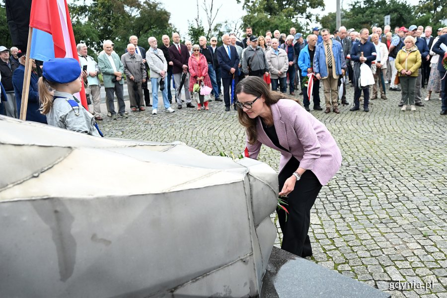Uroczystości pod pomnikiem Ofiar Grudnia 1970 w ramach gdyńskich obchodów 45. rocznicy zakończenia strajków i podpisania porozumień sierpniowych. Posłanka na sejm RP Wioletta Tomczak (fot. Michał Puszczewicz)