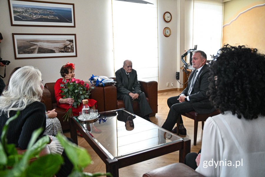 Janina i Józef Aleksander Kwiatkowscy z Gdyni obchodzili niedawno 68 rocznicę zawarcia małżeństwa. Z dostojnymi jubilatami spotkał się prezydent Gdyni, Wojciech Szczurek. Fot. Magdalena Czernek