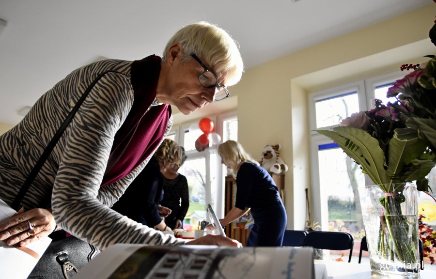 Przedszkole nr 22 w Gdyni po remoncie elewacji i termomodernizacji - do pamiątkowej księgi wpisuje się Joanna Zielińska, przewodnicząca Rady Miasta Gdyni, fot. Kamil Złoch