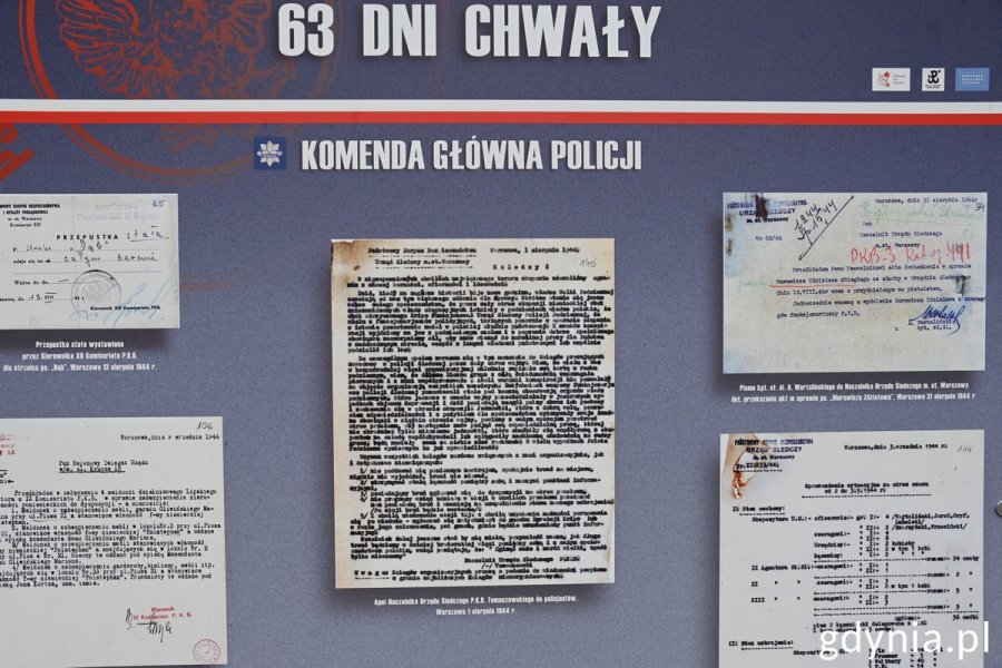 Jedna z plansz prezentowanych na wystawie zawierająca archiwalne dokumenty // fot. Magdalena Czernek