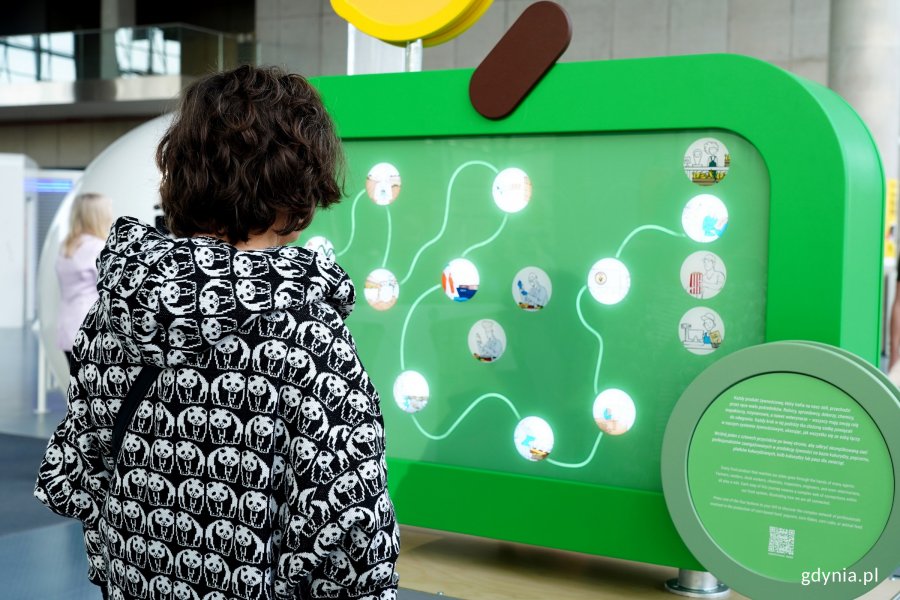 Odwiedzający Centrum Nauki Experymeny podczas oglądania wystawy „CLEVERFOOD for everyone” 