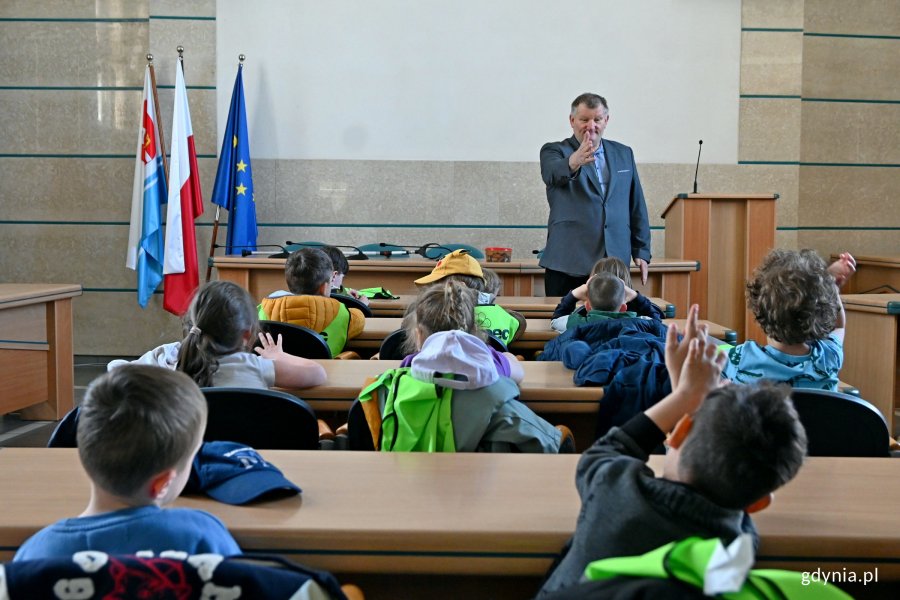 Radny miasta Jarosław Kłodziński podczas spotkania z przedszkolakami w sali obrad Rady Miasta Gdyni 