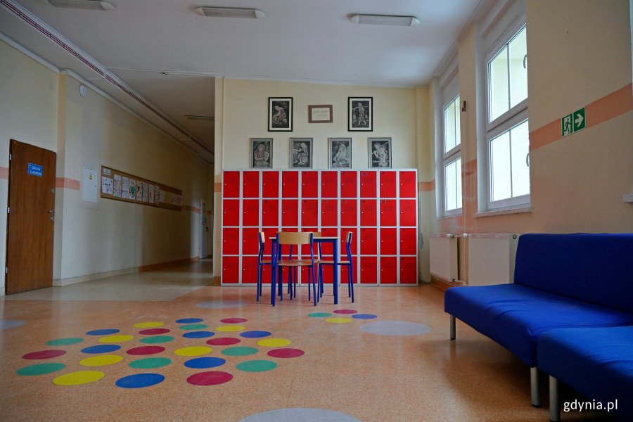 Jeden z korytarzy w Szkole Podstawowej nr 18