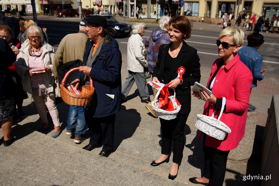 Wiceprezydent Gdyni Katarzyna Gruszecka-Spychała podczas akcji "Tydzień z biało-czerwoną flagą w Radiu Gdańsk" przed gdyńskim InfoBoxem / fot. Paweł Kukla