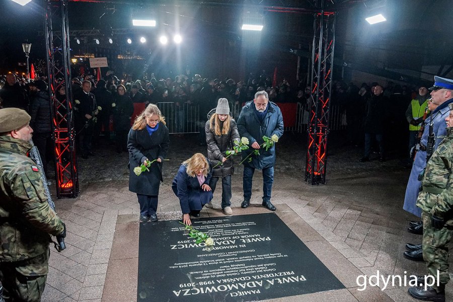 Kwiaty na symbolicznej płycie pamiątkowej składa rodzina prezydenta Gdańska: wdowa Magdalena Adamowicz, córki Antonina i Teresa oraz brat Piotr