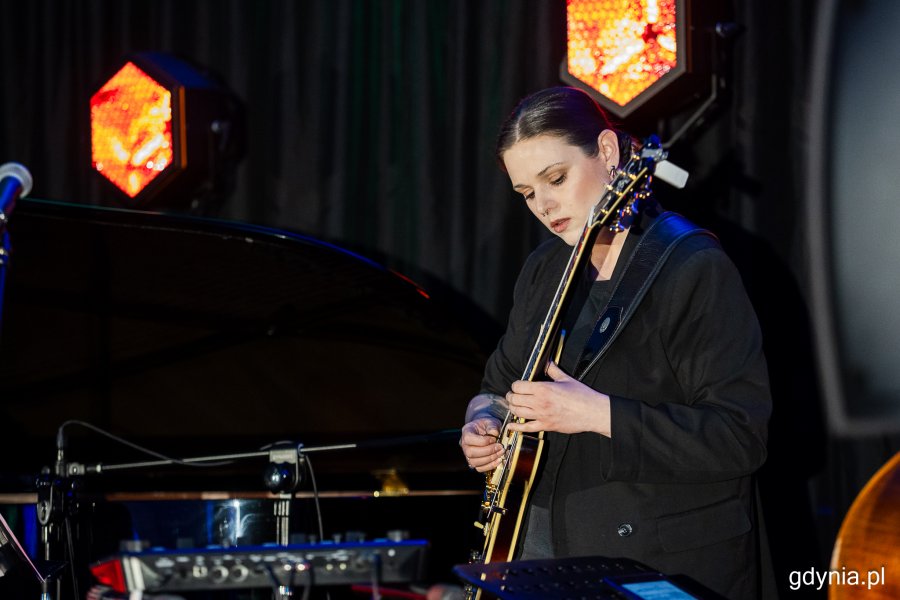 artystka grająca na gitarze