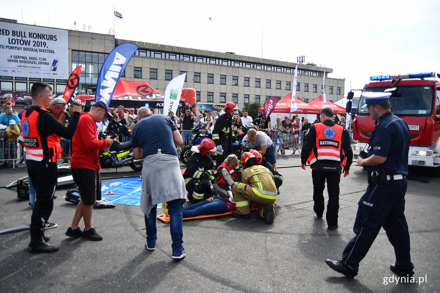 Symulacja akcji ratowniczej po wypadku drogowym w ramach 14. Moto Safety Day w Gdyni // fot. Michał Puszczewicz