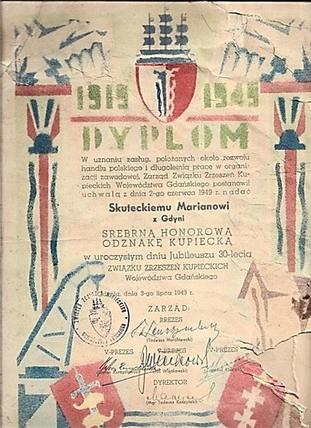 Fot. 5. Dyplomy Mariana Skuteckiego za wieloletnią społeczną i organizacyjną działalność w Zrzeszeniu Prywatnego Handlu i Usług z roku: 1949, 1954, 1969 i odznaczenie „Zasłużonym Ziemi Gdańskiej” z 1972r.
