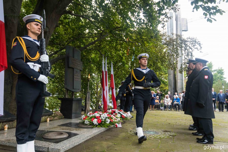 Przedstawiciele Marynarki Wojennej złożyli kwiaty przed pomnikiem Ofiar Katynia podczas obchodów 81. rocznicy zbrodni katyńskiej // fot. Kamil Złoch