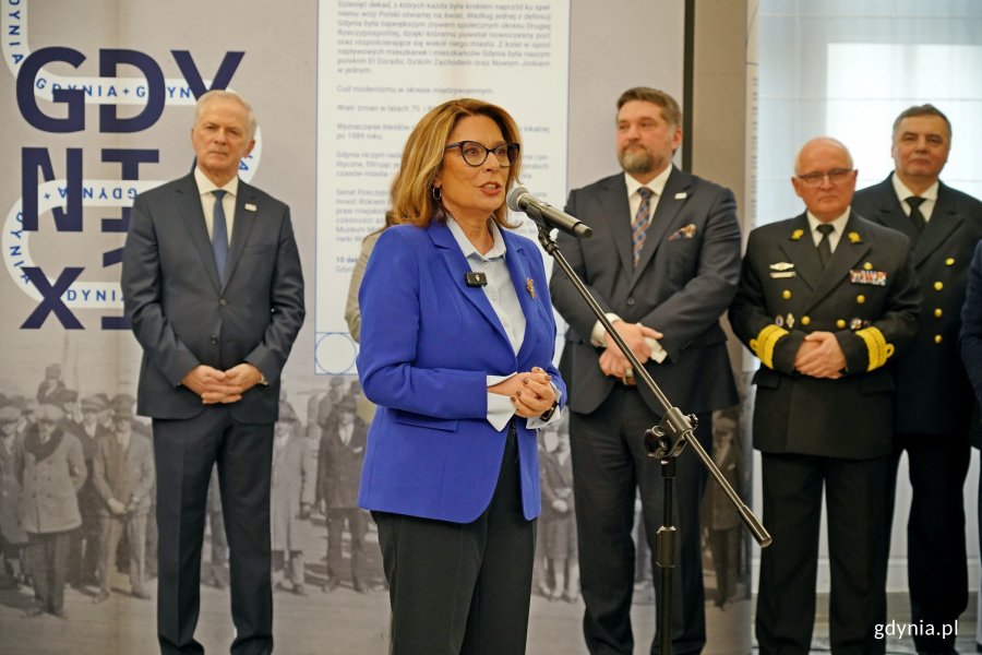 Marszałek Senatu Małgorzata Kidawa-Błońska przemawiająca podczas uroczystego otwarcia wystawy &bdquo;Gdynia x 10&rdquo; 