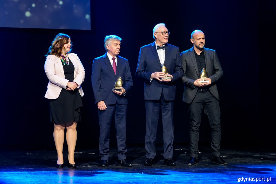 XXVII Gala Gdyńskiego Sportu w Teatrze Muzycznym w Gdyni. Od lewej prezydent Gdyni Aleksandra Kosiorek, Jerzy Greszkiewicz, Władysław Kozakiewicz i Arkadiusz Kupcewicz (fot. Gdyńskie Centrum Sportu)
