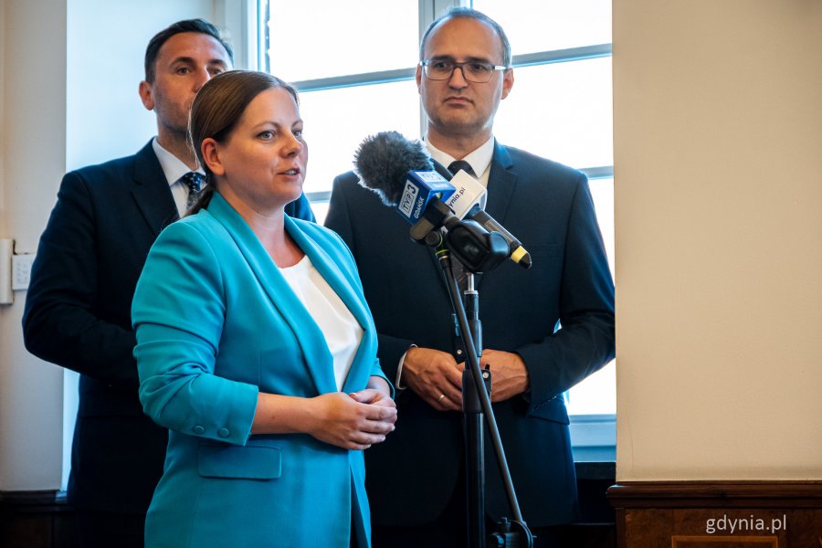 Konferencja prasowa w Pomorskim Urzędzie Wojewódzkim dotycząca podpisania listu intencyjnego – przemawia prezydent Gdyni Aleksandra Kosiorek (fot. Kamil Złoch)