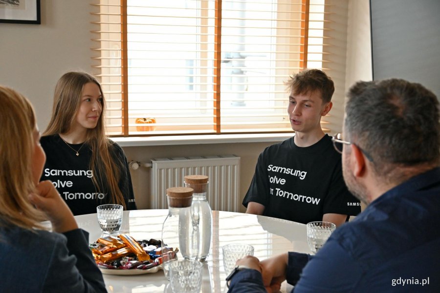 Finaliści programu Samsung Solve for Tomorrow &ndash; Laura&nbsp;Grafińska&nbsp;i Tomasz&nbsp;Gerka z wizytą u wiceprezydentki Gdyni Oktawii Gorzeńskiej