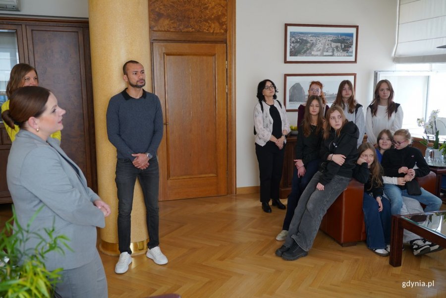 Uczennice i uczniowie w gabinecie prezydent Aleksandry Kosiorek (fot. Magdalena Starnawska)