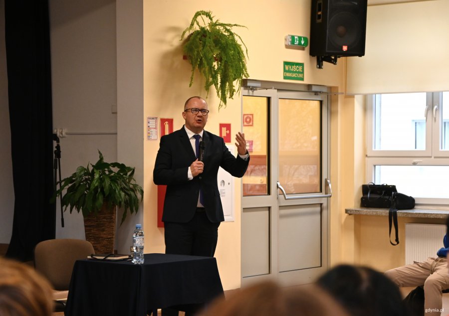 Meżczyzna z garniturze z mikrofonem