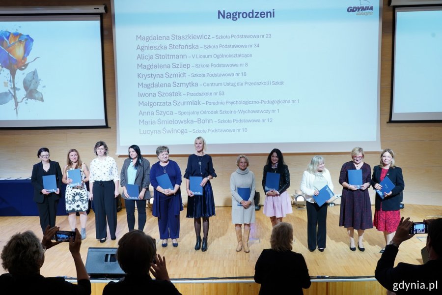 Nagrodzeni i wyróżnieni w towarzystwie wiceprezydentki Oktawii Gorzeńskiej