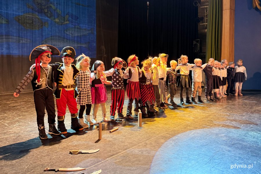  &bdquo;Ahoj, hip, hip hura, Gdynia 100 lat ma&rdquo;, na zdjęciu dzieci z Przedszkola Nr 60 (fot. Katarzyna Balcerzak)