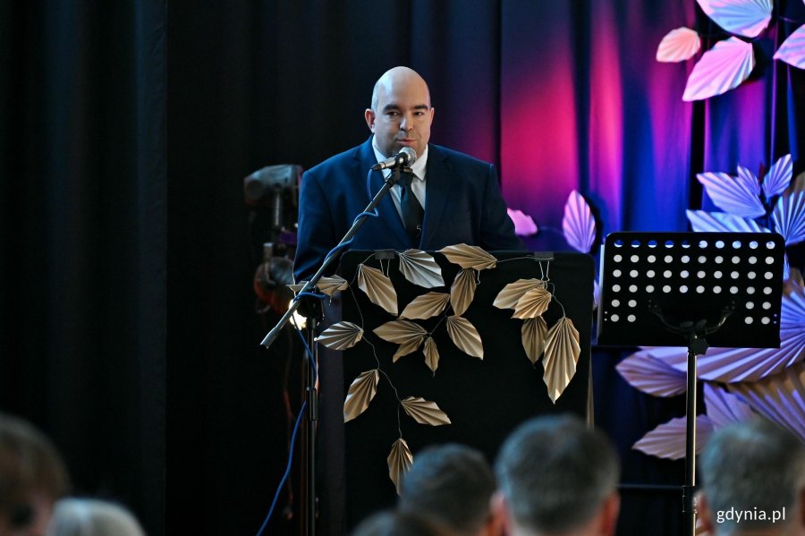 Mariusz Kowalczyk &ndash; dyrektor Zespołu Szk&oacute;ł Og&oacute;lnokształcących nr 6 przemawiający podczas uroczystości z okazji jubileuszu 40-lecia Szkoły Podstawowej nr 49 dla Dzieci Niedosłyszących
