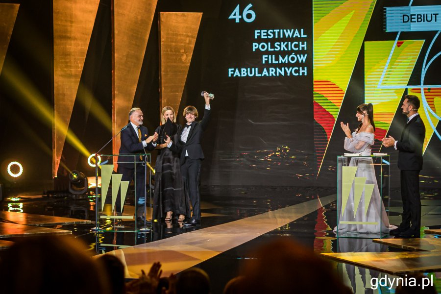 Gala finałowa 46. Festiwalu Polskich Filmów Fabularnych w Gdyni - Wojciech Szczurek z Małgorzatą Foremniak wręczają nagrodę za profesjonalny debiut aktorski Michałowi Sikorskiemu, fot. Kamil Złoch