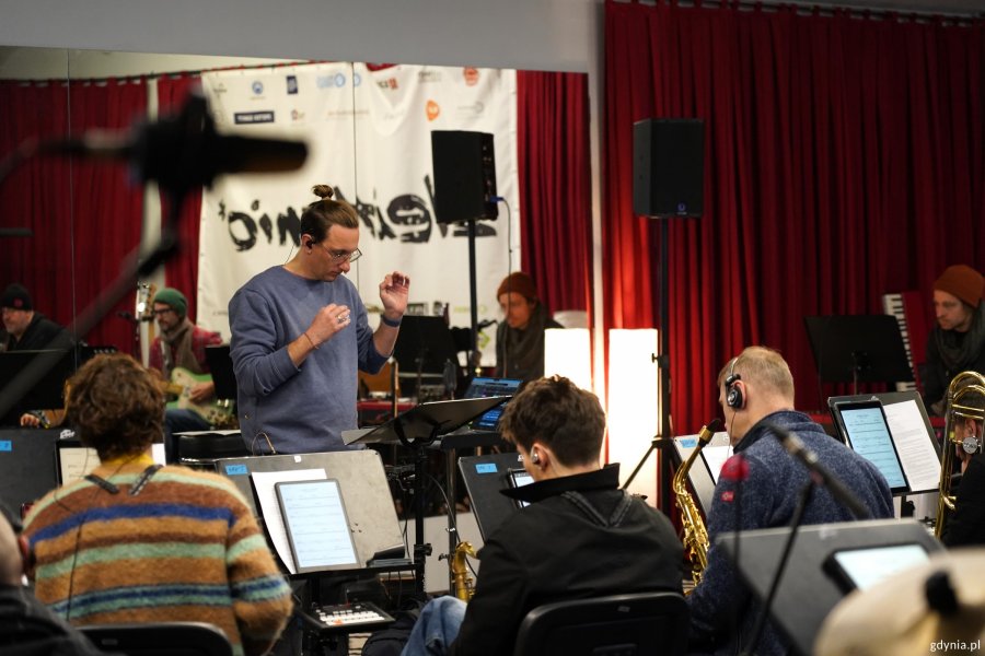 Stokłosa Collective Orchestra pod batutą Jana Stokłosy na pr&oacute;bie do koncertu na stulecie Gdyni