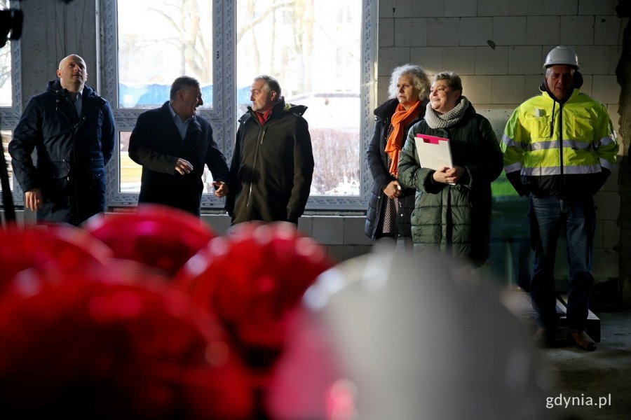 Na zdjęciu Bartosz Bartoszewicz, wiceprezydent Gdyni ds. jakości życia, dyrektor pomorskiego oddziału PFRON Dariusz Majorek, prezydent Gdyni Wojciech Szczurek, dyrektor Centrum Rehabilitacji Ośrodka Wczesnej Interwencji Magdalena Kownacka, przewodnicząca PSONI Magdalena Borowska//fot. Przemysław Kozłowski