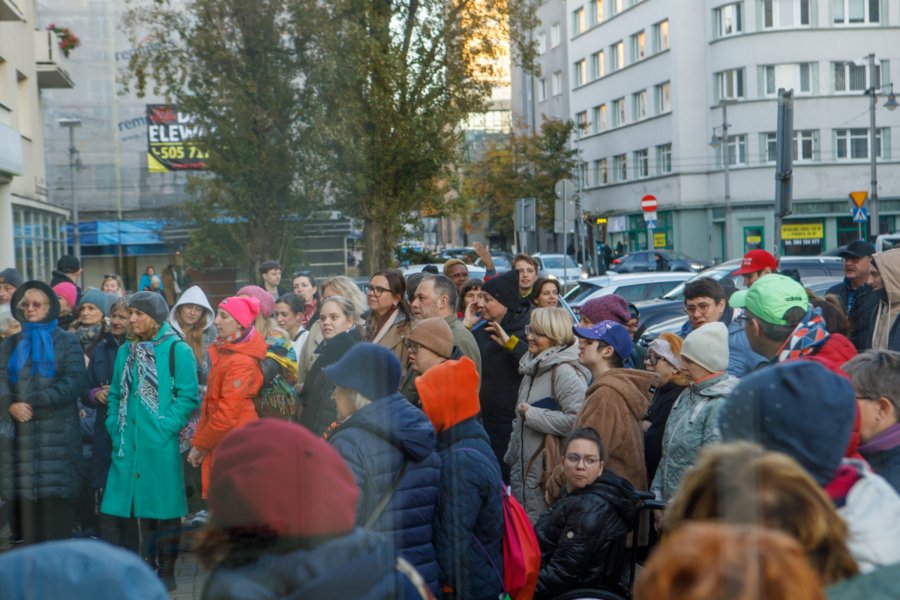 Uczestnicy wernisażu wystawy „Spójrz mi w oczy” zgromadzeni przed Centrum Integracja w Gdyni 