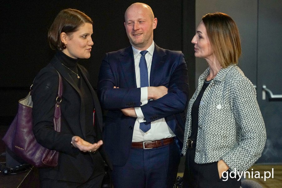 Na zdj. (od lewej) stoją i rozmawiają: wiceprezydentka Gdyni Katarzyna Gruszecka-Spychała, wiceprezydent Gdyni Bartosz Bartoszewicz i wojewoda pomorska Beata Rutkiewicz