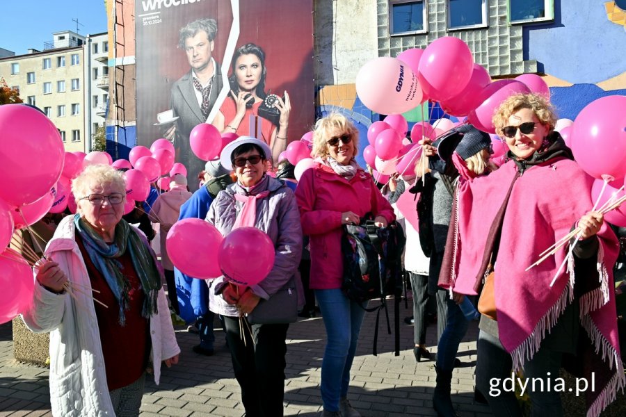 Uczestniczki Marszu Różowej Wstążki z różowymi balonami w rękach przed Teatrem Miejskim w Gdyni 