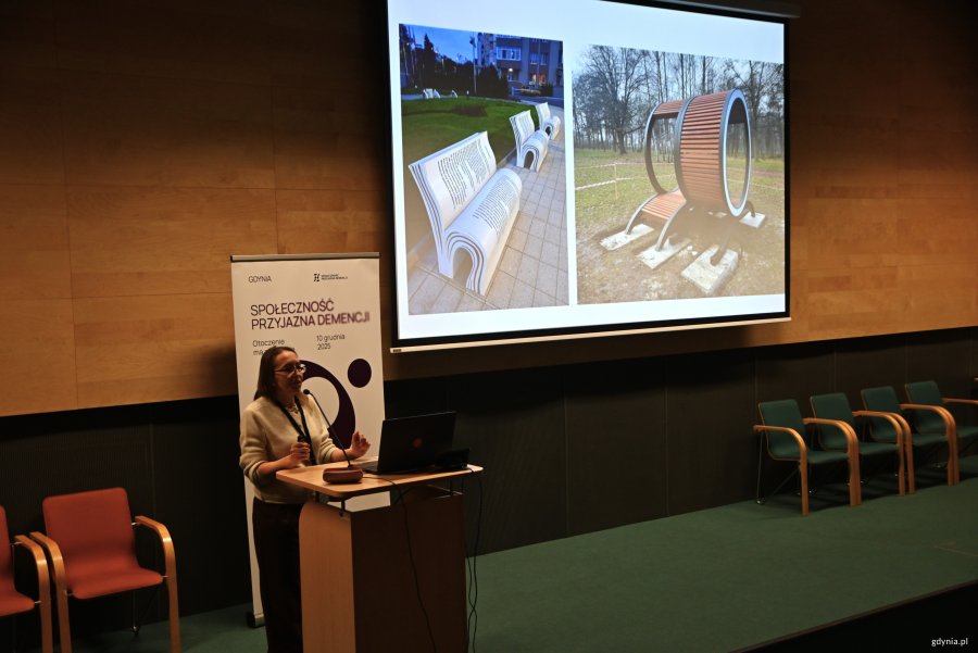 Osoba na scenie prezentuje slaidy