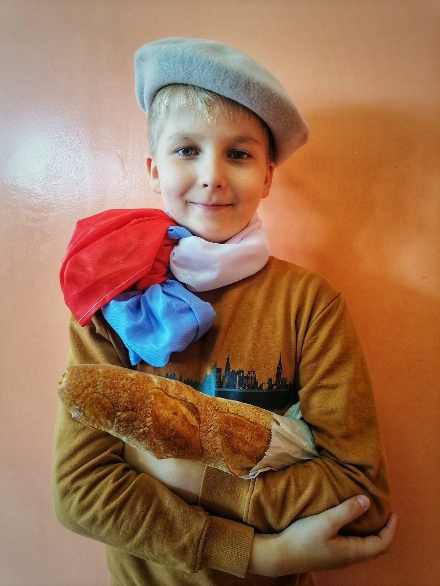 Portret chłopca z apaszką w trzech kolorach