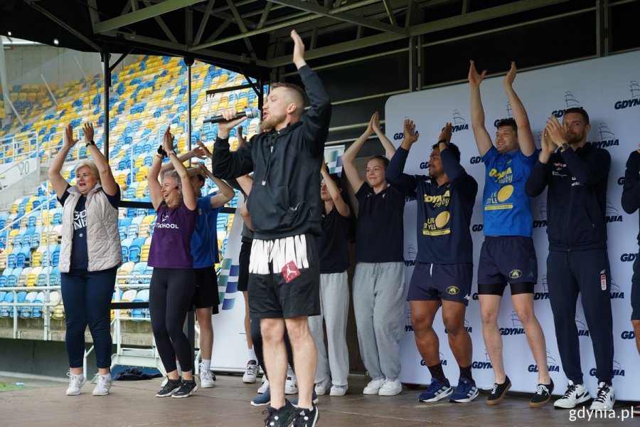 Na scenie radna miasta Teresa Bysewska, prowadzący imprezę Kacper Lachowicz i gdyńscy sportowcy