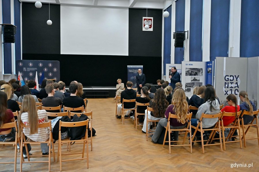 Uczestnicy inauguracji wystawy &bdquo;Gdynia x 10&rdquo; w auli II LO 