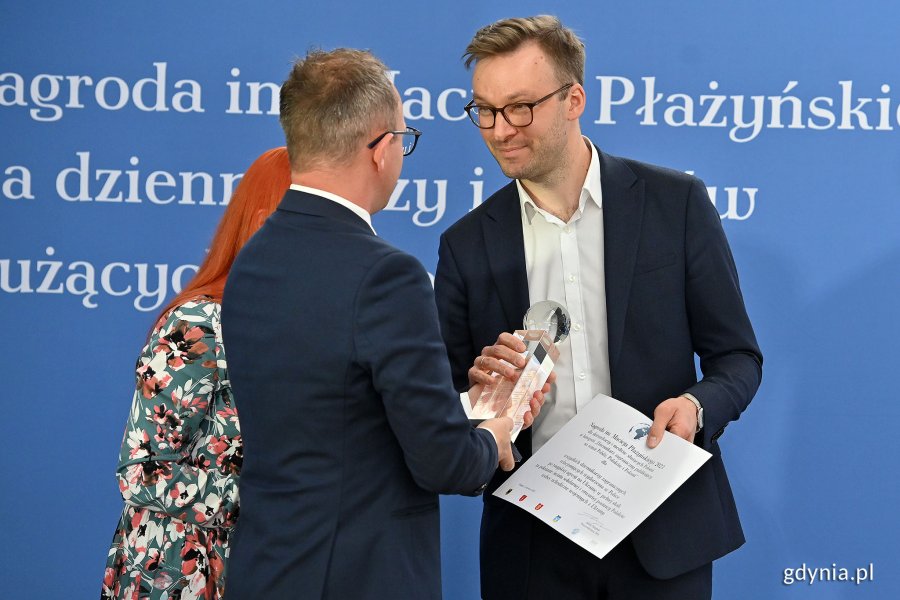 Philipp Fritz z redakcji Die Welt odbiera nagrodę z rąk wiceprezydenta Sopotu Marcina Skwierawskiego