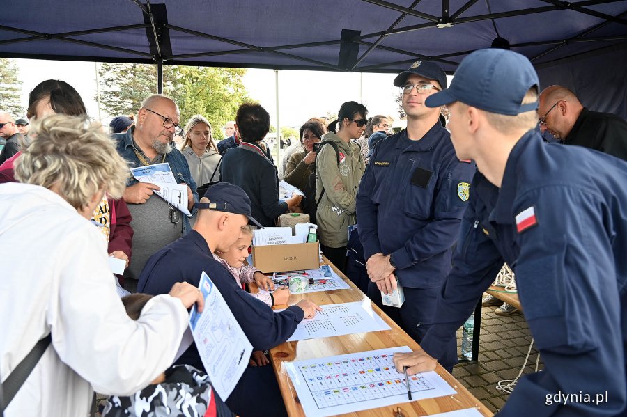 Jedno ze stanowisk dostępnych podczas pikniku marynarskiego z okazji święta 43. Bazy Lotnictwa Morskiego i Dywizjonu Okrętów Bojowych. Marynarze rozszyfrowują informacje wraz z mieszkańcami