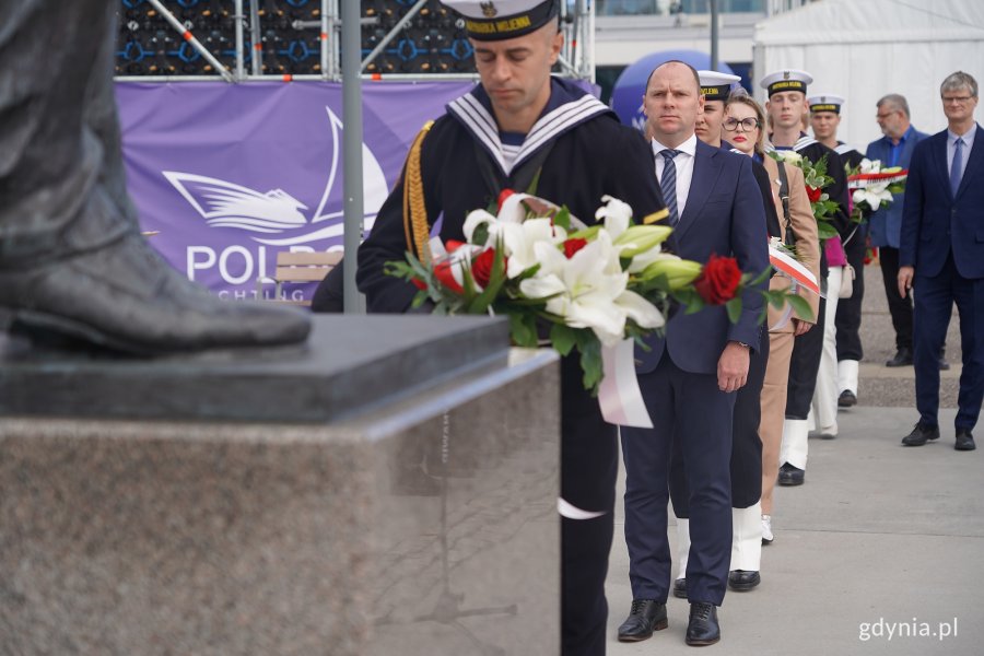 delegacja składa wieńce