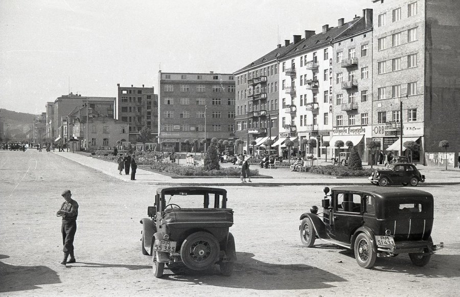 Fotografia z archiwum cyfrowego Muzeum Miasta Gdyni. Skwer Kościuszki w Gdyni w 1938 roku. // fot. Henryk Poddębski