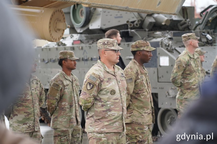 Żołnierze z 598. Brygady Transportowej US Armym obok pojazdy wojskowe