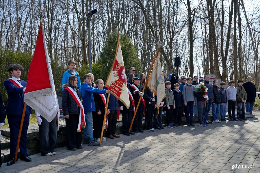 Poczty sztandarowe i młodzież szkolna podczas uroczystości z okazji Dnia Pamięci Ofiar Zbrodni Katyńskiej na Cmentarzu Wojennym w Redłowie
