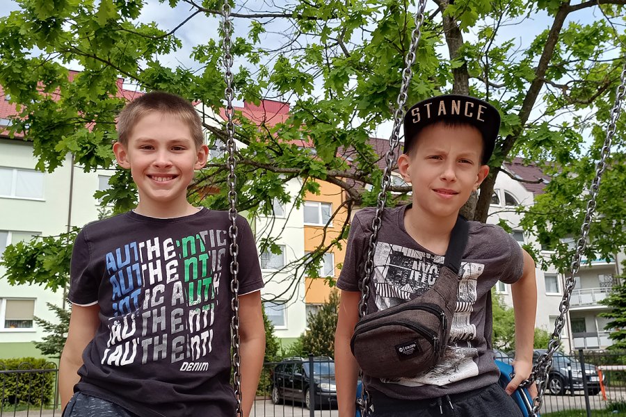 Dzieci i dorośli na placu zabaw